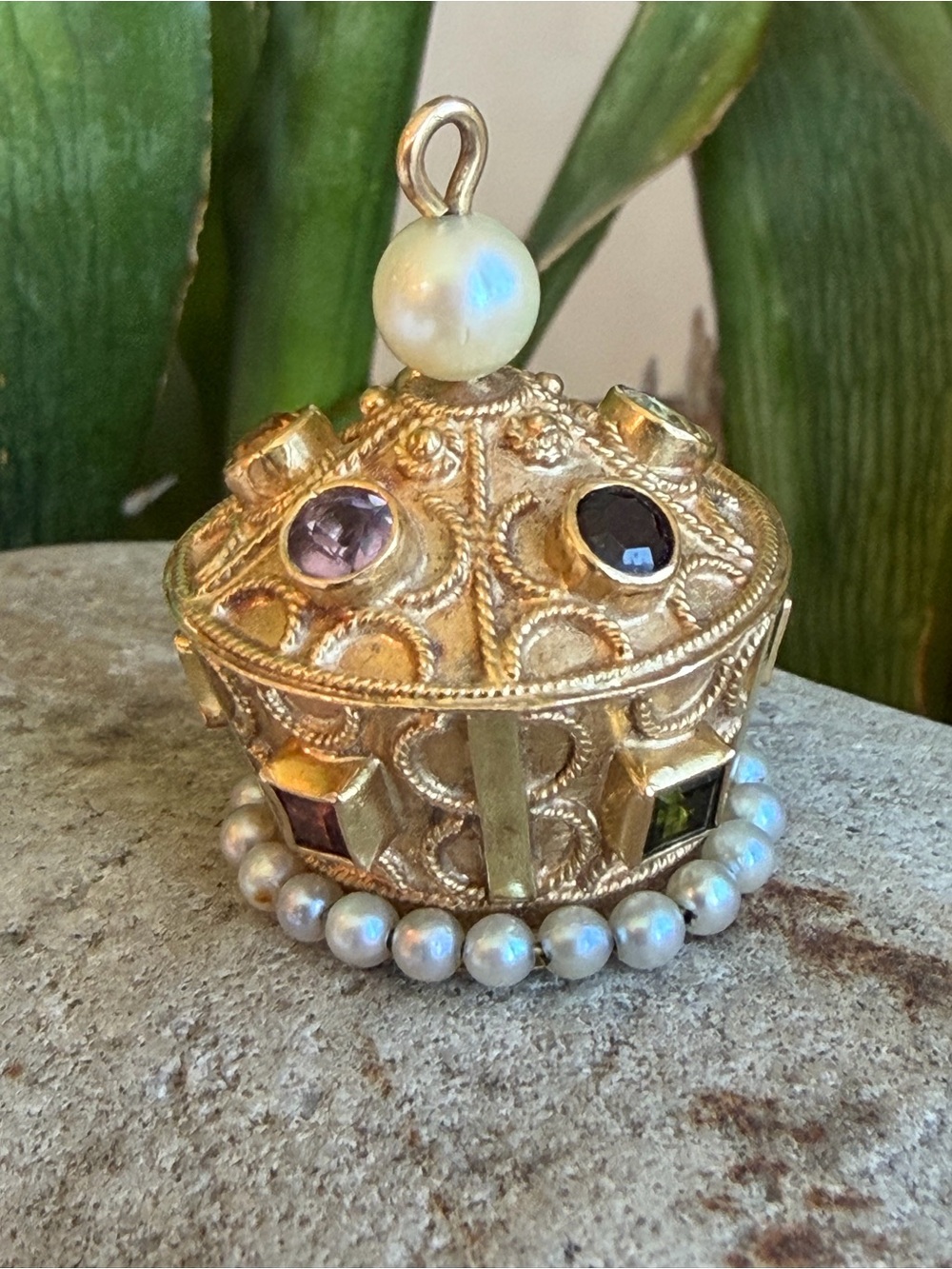 18 karat gold, Etruscan crown  charm